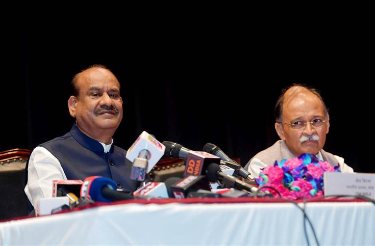 लोकसभा अध्यक्ष श्री ओम बिरला 06 अक्टूबर, 2023 को संसद भवन, नई दिल्ली में आगामी नौवें जी20 संसदीय अध्यक्ष शिखर सम्मेलन (पी-20) पर एक प्रेस कॉन्फ्रेंस करते हुए।