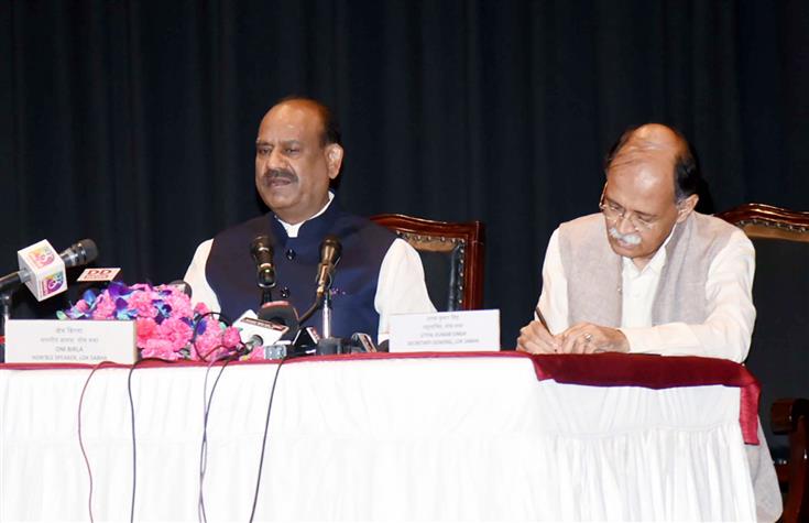 लोकसभा अध्यक्ष श्री ओम बिरला 06 अक्टूबर, 2023 को संसद भवन, नई दिल्ली में आगामी नौवें जी20 संसदीय अध्यक्ष शिखर सम्मेलन (पी-20) पर एक प्रेस कॉन्फ्रेंस करते हुए।