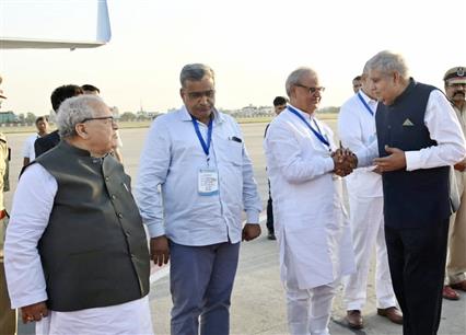 The Vice President and Chairman of Rajya Sabha, Shri Jagdeep Dhankhar and Dr. Sudesh Dhankhar being bid farewell by the Governor of Rajasthan, Shri Kalraj Mishra, the Member of the Rajasthan Legislative Assembly, Shri Lalchand Kataria and the Jaipur MP, Shri Ramcharan Bohra at Jaipur, in Rajasthan on October 06, 2023.