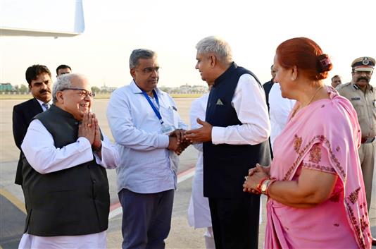 The Vice President and Chairman of Rajya Sabha, Shri Jagdeep Dhankhar and Dr. Sudesh Dhankhar being bid farewell by the Governor of Rajasthan, Shri Kalraj Mishra, the Member of the Rajasthan Legislative Assembly, Shri Lalchand Kataria and the Jaipur MP, Shri Ramcharan Bohra at Jaipur, in Rajasthan on October 06, 2023.