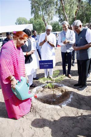 उपराष्ट्रपति श्री जगदीप धनखड़ और डॉ. सुदेश धनखड़ 07 अक्टूबर, 2023 को राजस्थान के जोधपुर में केंद्रीय शुष्क क्षेत्र अनुसंधान संस्थान (सीएजेडआरआई) के परिसर में पौधारोपण करते हुए।
