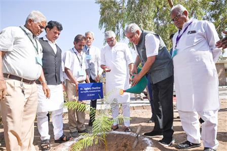 उपराष्ट्रपति श्री जगदीप धनखड़ और डॉ. सुदेश धनखड़ 07 अक्टूबर, 2023 को राजस्थान के जोधपुर में केंद्रीय शुष्क क्षेत्र अनुसंधान संस्थान (सीएजेडआरआई) के परिसर में पौधारोपण करते हुए।