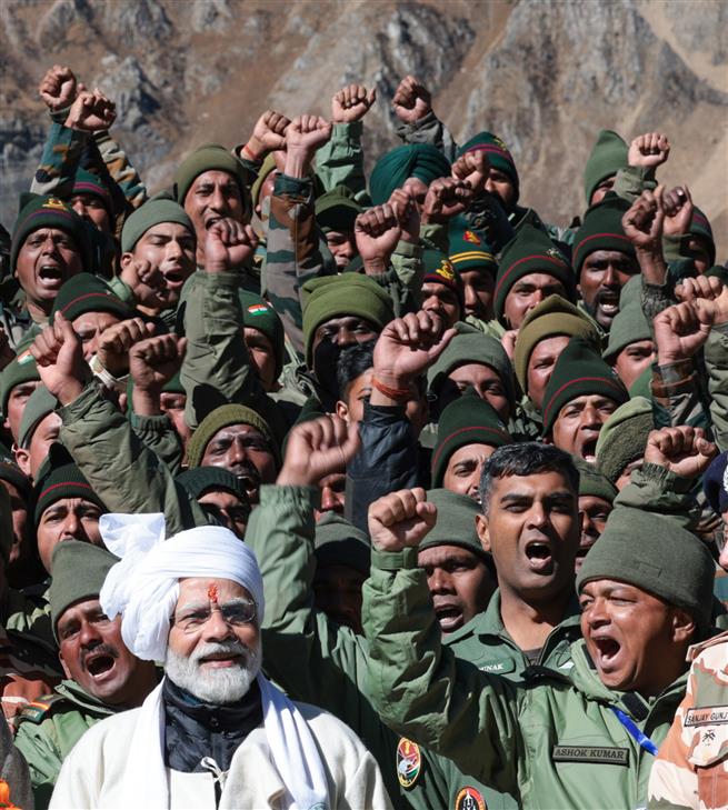 प्रधानमंत्री श्री नरेन्द्र मोदी ने 12 अक्टूबर, 2023 को उत्तराखंड में पार्वती कुंड (पिथौरागढ़) की अपनी यात्रा के दौरान सेना, भारत-तिब्बत सीमा पुलिस (आईटीबीपी) और सीमा सड़क संगठन (बीआरओ) के जवानों से मुलाकात की।