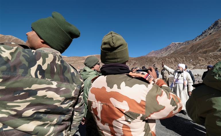 प्रधानमंत्री श्री नरेन्द्र मोदी ने 12 अक्टूबर, 2023 को उत्तराखंड में पार्वती कुंड (पिथौरागढ़) की अपनी यात्रा के दौरान सेना, भारत-तिब्बत सीमा पुलिस (आईटीबीपी) और सीमा सड़क संगठन (बीआरओ) के जवानों से मुलाकात की।