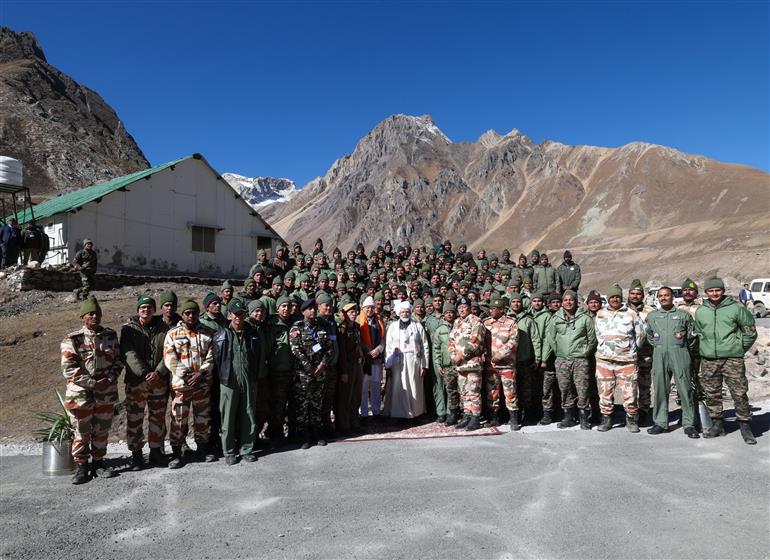 प्रधानमंत्री श्री नरेन्द्र मोदी ने 12 अक्टूबर, 2023 को उत्तराखंड में पार्वती कुंड (पिथौरागढ़) की अपनी यात्रा के दौरान सेना, भारत-तिब्बत सीमा पुलिस (आईटीबीपी) और सीमा सड़क संगठन (बीआरओ) के जवानों से मुलाकात की।