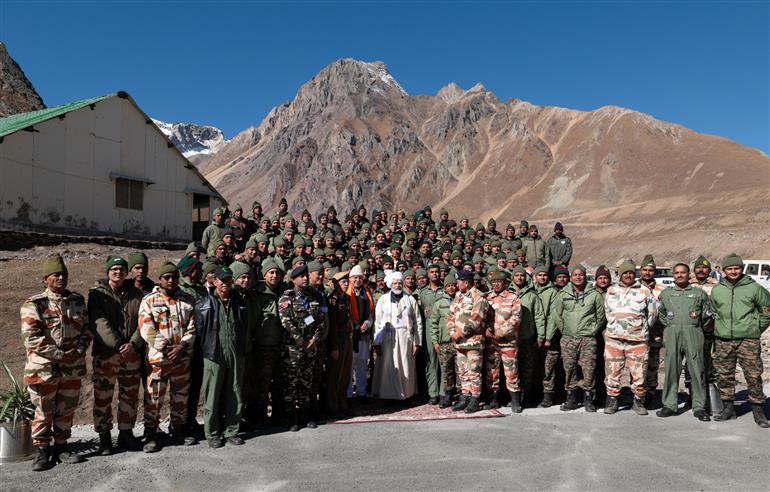 प्रधानमंत्री श्री नरेन्द्र मोदी ने 12 अक्टूबर, 2023 को उत्तराखंड में पार्वती कुंड (पिथौरागढ़) की अपनी यात्रा के दौरान सेना, भारत-तिब्बत सीमा पुलिस (आईटीबीपी) और सीमा सड़क संगठन (बीआरओ) के जवानों से मुलाकात की।