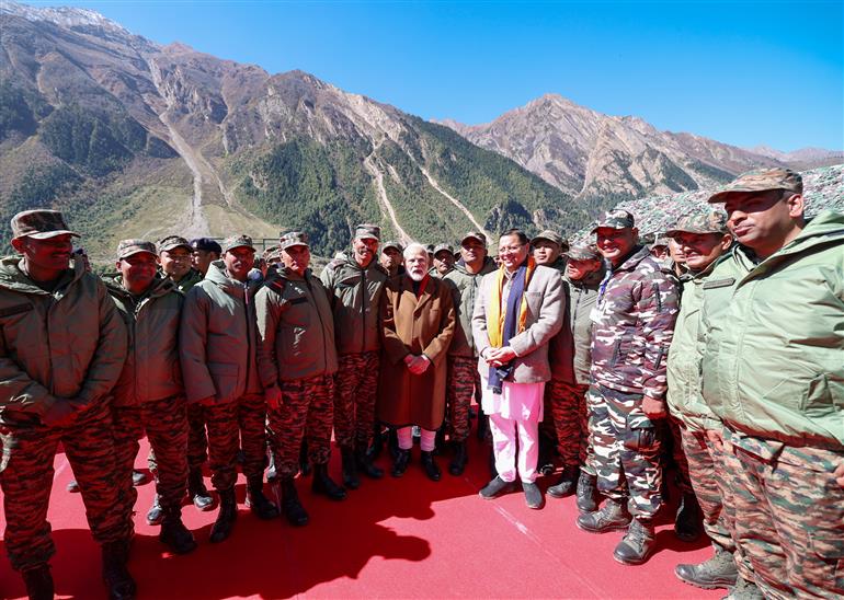 प्रधानमंत्री श्री नरेन्द्र मोदी ने 12 अक्टूबर, 2023 को उत्तराखंड के गुंजी गांव (पिथौरागढ़) की अपनी यात्रा के दौरान सेना, भारत-तिब्बत सीमा पुलिस (आईटीबीपी) और सीमा सड़क संगठन (बीआरओ) के जवानों से मुलाकात की।