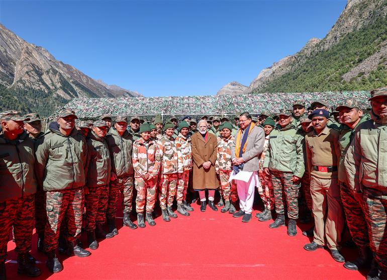 प्रधानमंत्री श्री नरेन्द्र मोदी ने 12 अक्टूबर, 2023 को उत्तराखंड के गुंजी गांव (पिथौरागढ़) की अपनी यात्रा के दौरान सेना, भारत-तिब्बत सीमा पुलिस (आईटीबीपी) और सीमा सड़क संगठन (बीआरओ) के जवानों से मुलाकात की।