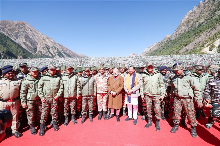 प्रधानमंत्री श्री नरेन्द्र मोदी ने 12 अक्टूबर, 2023 को उत्तराखंड के गुंजी गांव (पिथौरागढ़) की अपनी यात्रा के दौरान सेना, भारत-तिब्बत सीमा पुलिस (आईटीबीपी) और सीमा सड़क संगठन (बीआरओ) के जवानों से मुलाकात की।