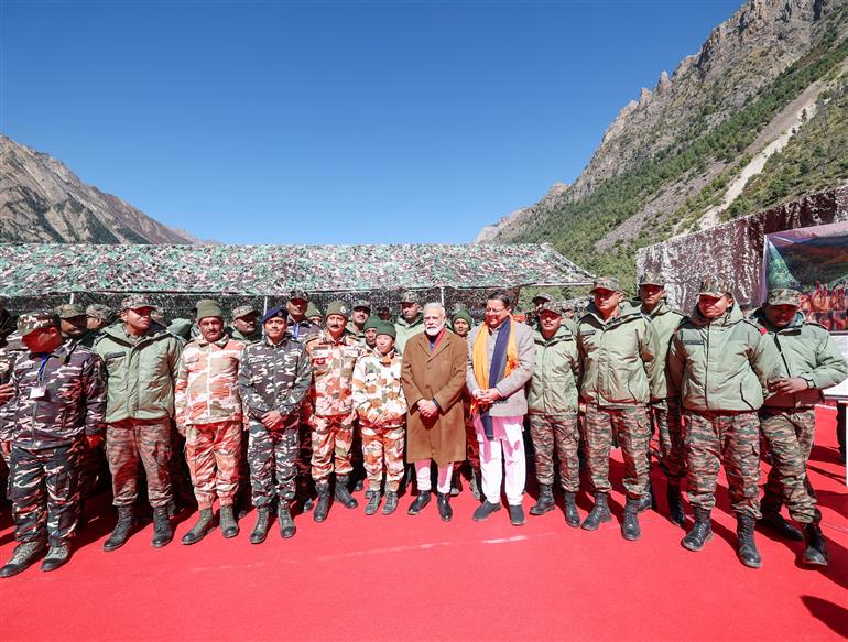 प्रधानमंत्री श्री नरेन्द्र मोदी ने 12 अक्टूबर, 2023 को उत्तराखंड के गुंजी गांव (पिथौरागढ़) की अपनी यात्रा के दौरान सेना, भारत-तिब्बत सीमा पुलिस (आईटीबीपी) और सीमा सड़क संगठन (बीआरओ) के जवानों से मुलाकात की।