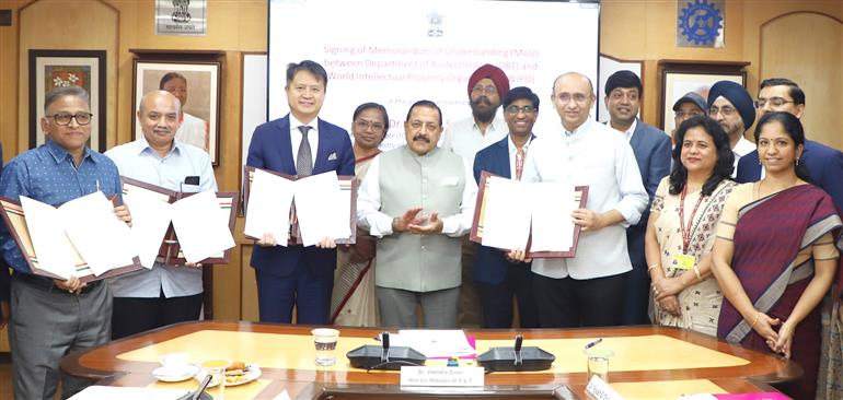 विज्ञान और प्रौद्योगिकी, प्रधानमंत्री कार्यालय, कार्मिक, लोक शिकायत और पेंशन, परमाणु ऊर्जा और अंतरिक्ष राज्य मंत्री (स्वतंत्र प्रभार) डॉ. जितेंद्र सिंह की उपस्थिति में 12 अक्टूबर, 2023 को नई दिल्ली में  सीएसआईआर में जैव प्रौद्योगिकी विभाग (डीबीटी) और विश्व बौद्धिक संपदा संगठन (डब्ल्यूआईपीओ) के बीच समझौता ज्ञापन पर हस्ताक्षर किए गए।