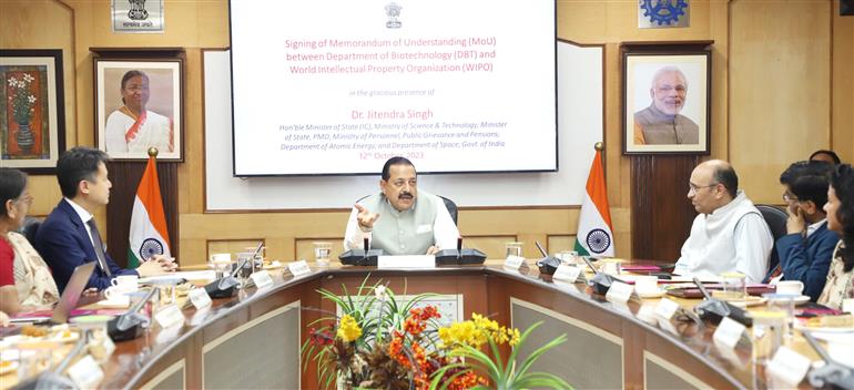विज्ञान और प्रौद्योगिकी, प्रधानमंत्री कार्यालय, कार्मिक, लोक शिकायत और पेंशन, परमाणु ऊर्जा और अंतरिक्ष राज्य मंत्री (स्वतंत्र प्रभार) डॉ. जितेंद्र सिंह की उपस्थिति में 12 अक्टूबर, 2023 को नई दिल्ली में  सीएसआईआर में जैव प्रौद्योगिकी विभाग (डीबीटी) और विश्व बौद्धिक संपदा संगठन (डब्ल्यूआईपीओ) के बीच समझौता ज्ञापन पर हस्ताक्षर किए गए।