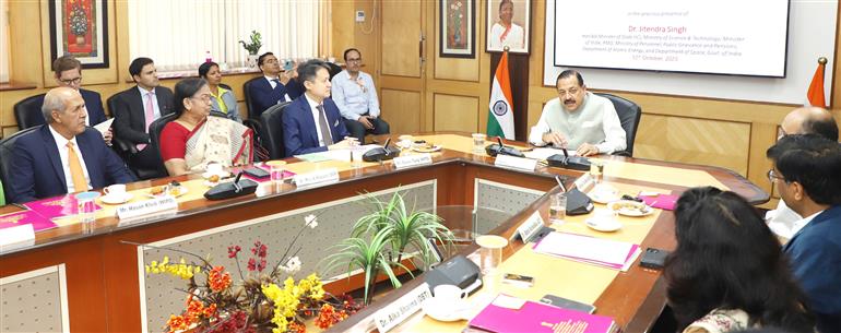 विज्ञान और प्रौद्योगिकी, प्रधानमंत्री कार्यालय, कार्मिक, लोक शिकायत और पेंशन, परमाणु ऊर्जा और अंतरिक्ष राज्य मंत्री (स्वतंत्र प्रभार) डॉ. जितेंद्र सिंह की उपस्थिति में 12 अक्टूबर, 2023 को नई दिल्ली में  सीएसआईआर में जैव प्रौद्योगिकी विभाग (डीबीटी) और विश्व बौद्धिक संपदा संगठन (डब्ल्यूआईपीओ) के बीच समझौता ज्ञापन पर हस्ताक्षर किए गए।