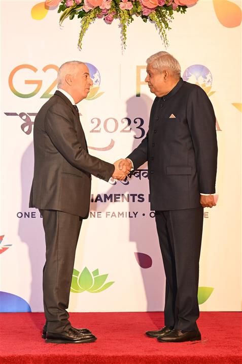 उपराष्ट्रपति और राज्यसभा के सभापति श्री जगदीप धनखड़ 14 अक्टूबर, 2023 को नई दिल्ली स्थित यशोभूमि में दोपहर के भोजन के लिए नौवें जी20 संसदीय अध्यक्ष शिखर सम्मेलन (पी20) में भाग लेने वाले वक्ताओं और प्रतिनिधिमंडलों के प्रमुखों का स्वागत करते हुए।