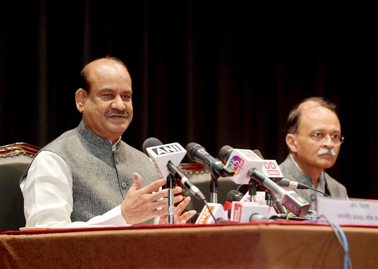 लोकसभा अध्यक्ष श्री ओम बिरला 15 अक्टूबर, 2023 को नई दिल्ली में संसद पुस्तकालय भवन में एक प्रेस कॉन्फ्रेंस करते हुए।