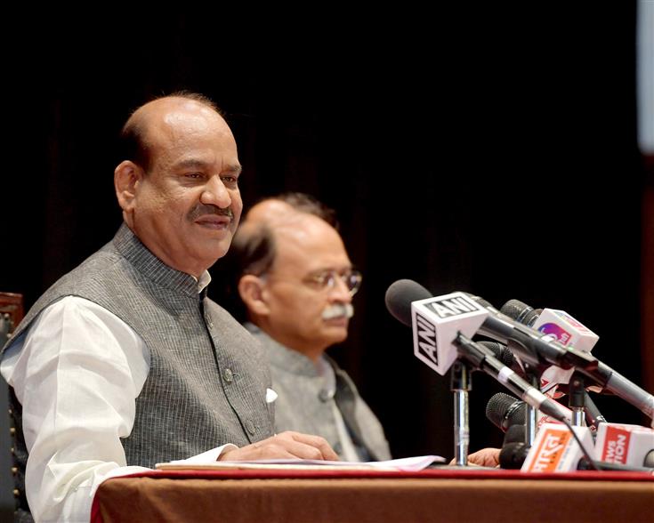 लोकसभा अध्यक्ष श्री ओम बिरला 15 अक्टूबर, 2023 को नई दिल्ली में संसद पुस्तकालय भवन में एक प्रेस कॉन्फ्रेंस करते हुए।