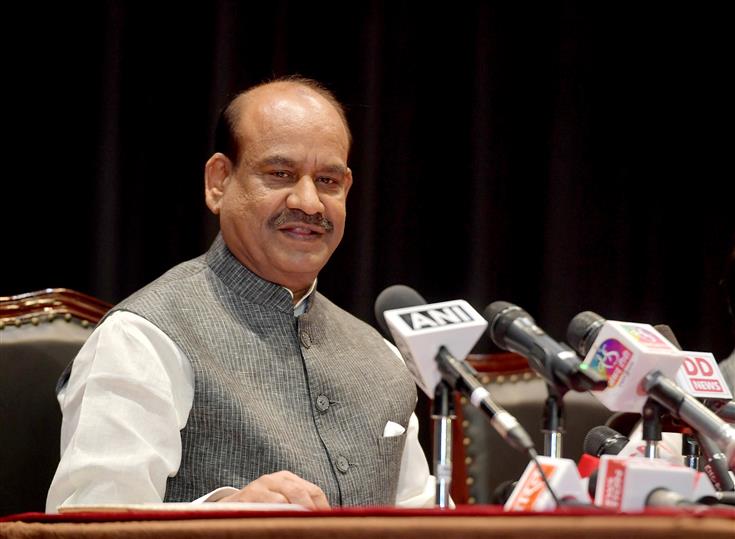 लोकसभा अध्यक्ष श्री ओम बिरला 15 अक्टूबर, 2023 को नई दिल्ली में संसद पुस्तकालय भवन में एक प्रेस कॉन्फ्रेंस करते हुए।