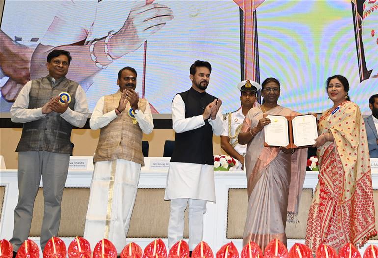 The President of India, Smt Droupadi Murmu confers Dr. Jahanara Begum, Actress for Best Assamese Film (Anur: Eyes on the Sunshine) at the 69th National Film Awards ceremony, in New Delhi on October 17, 2023. The Union Minister for Information & Broadcasting, Youth Affairs and Sports, Shri Anurag Singh Thakur and the Minister of State for Fisheries, Animal Husbandry & Dairying, Information and Broadcasting, Dr. L. Murugan are also present.