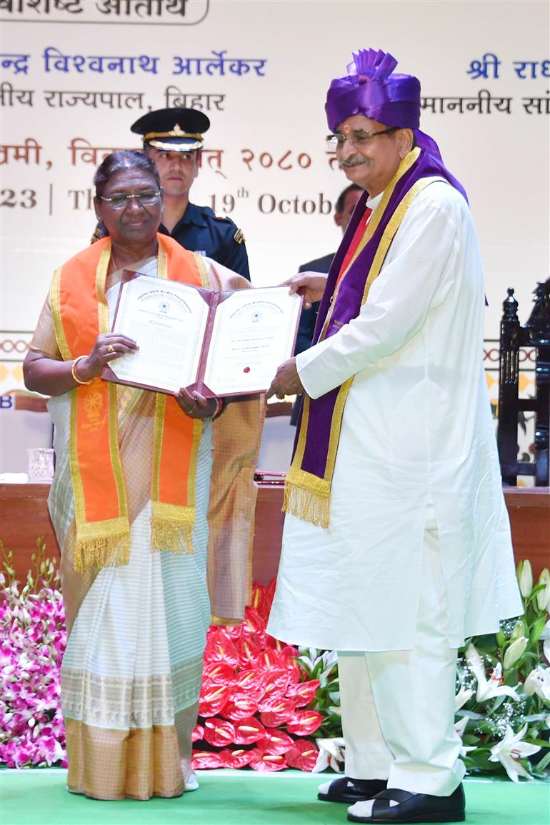  राष्ट्रपति श्रीमती द्रौपदी मुर्मु  ने 19 अक्टूबर, 2023 को बिहार के मोतिहारी में महात्मा गांधी केंद्रीय विश्वविद्यालय के पहले दीक्षांत समारोह में शिरकत की।