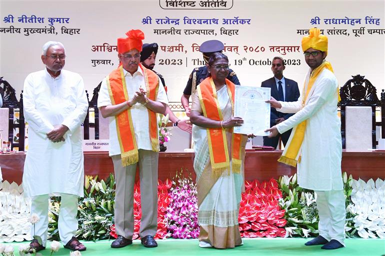  राष्ट्रपति श्रीमती द्रौपदी मुर्मु  ने 19 अक्टूबर, 2023 को बिहार के मोतिहारी में महात्मा गांधी केंद्रीय विश्वविद्यालय के पहले दीक्षांत समारोह में शिरकत की।