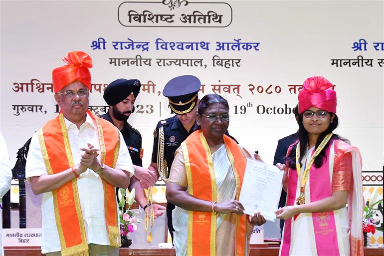  राष्ट्रपति श्रीमती द्रौपदी मुर्मु  ने 19 अक्टूबर, 2023 को बिहार के मोतिहारी में महात्मा गांधी केंद्रीय विश्वविद्यालय के पहले दीक्षांत समारोह में शिरकत की।