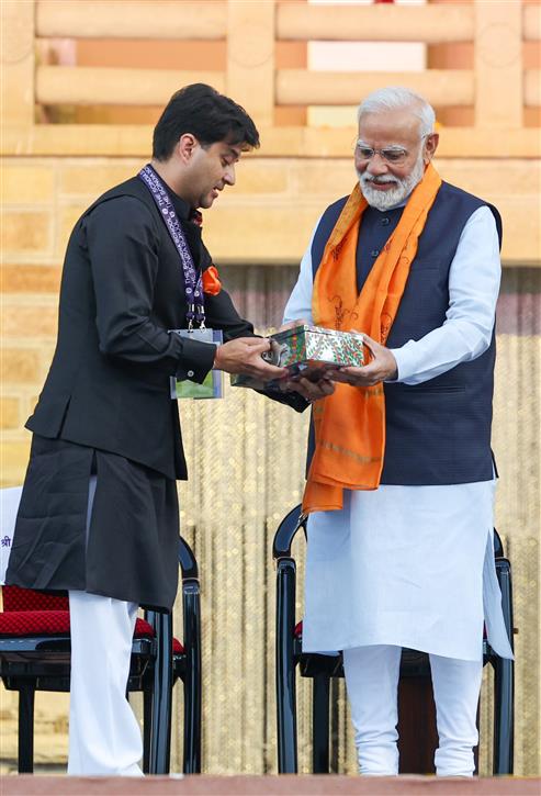 प्रधानमंत्री श्री नरेन्द्र मोदी ने 21 अक्टूबर, 2023 को मध्य प्रदेश के ग्वालियर में ‘द सिंधिया स्कूल’ के 125वें संस्थापक दिवस के उपलक्ष्‍य में आयोजित कार्यक्रम में शिरकत की।