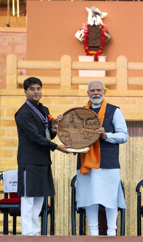 प्रधानमंत्री श्री नरेन्द्र मोदी ने 21 अक्टूबर, 2023 को मध्य प्रदेश के ग्वालियर में ‘द सिंधिया स्कूल’ के 125वें संस्थापक दिवस के उपलक्ष्‍य में आयोजित कार्यक्रम में शिरकत की।