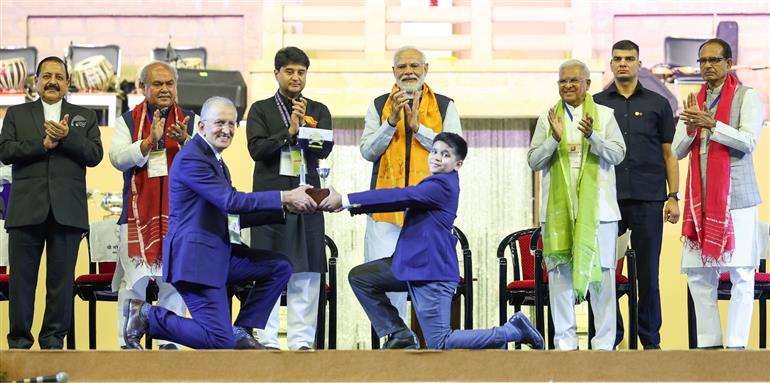 प्रधानमंत्री श्री नरेन्द्र मोदी ने 21 अक्टूबर, 2023 को मध्य प्रदेश के ग्वालियर में ‘द सिंधिया स्कूल’ के 125वें संस्थापक दिवस के उपलक्ष्‍य में आयोजित कार्यक्रम में शिरकत की।