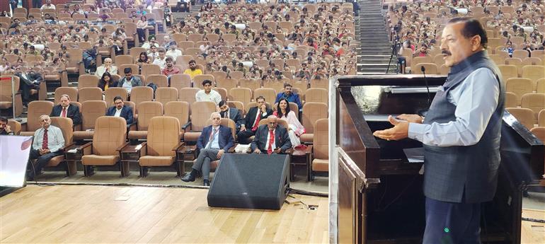 विज्ञान और प्रौद्योगिकी, प्रधानमंत्री कार्यालय, कार्मिक, लोक शिकायत और पेंशन, परमाणु ऊर्जा और अंतरिक्ष राज्य मंत्री (स्वतंत्र प्रभार) डॉ. जितेंद्र सिंह 22 अक्टूबर, 2023 को नई दिल्ली के मानेकशॉ सेंटर में यूनाइटेड सर्विस इंस्टीट्यूशन ऑफ इंडिया (यूएसआई) द्वारा आयोजित "भारतीय सैन्य विरासत महोत्सव" को संबोधित करते हुए।