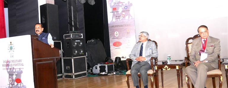 विज्ञान और प्रौद्योगिकी, प्रधानमंत्री कार्यालय, कार्मिक, लोक शिकायत और पेंशन, परमाणु ऊर्जा और अंतरिक्ष राज्य मंत्री (स्वतंत्र प्रभार) डॉ. जितेंद्र सिंह 22 अक्टूबर, 2023 को नई दिल्ली के मानेकशॉ सेंटर में यूनाइटेड सर्विस इंस्टीट्यूशन ऑफ इंडिया (यूएसआई) द्वारा आयोजित "भारतीय सैन्य विरासत महोत्सव" को संबोधित करते हुए।
