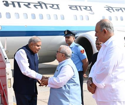 The Vice President, Shri Jagdeep Dhankhar being welcomed by the Governor of Rajasthan, Shri Kalraj Mishra and other dignitaries on his arrival at Jaipur, in Rajasthan on October 23, 2023.