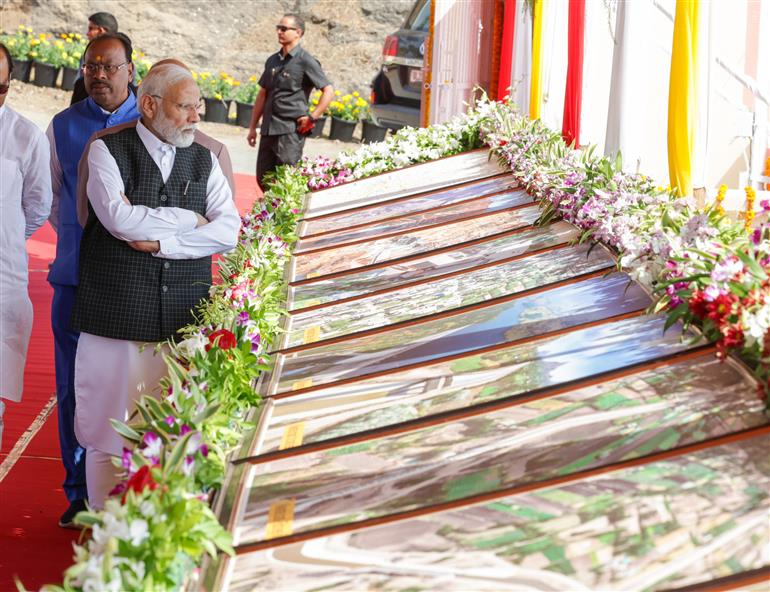 प्रधानमंत्री श्री नरेन्द्र मोदी ने 26 अक्टूबर, 2023 को महाराष्ट्र में विभिन्न राष्ट्रव्यापी परियोजनाओं का उद्घाटन किया।