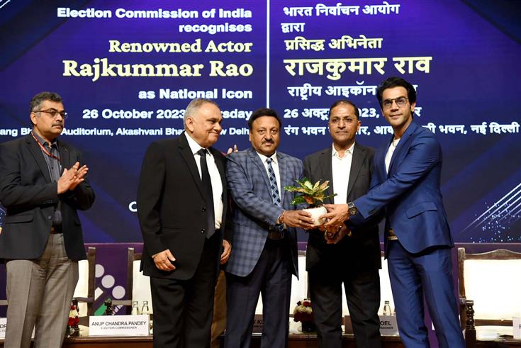 मुख्य निर्वाचन आयुक्त श्री राजीव कुमार ने 26 अक्टूबर, 2023 को नई दिल्ली में भारत निर्वाचन आयोग द्वारा आयोजित कार्यक्रम में प्रसिद्ध अभिनेता श्री राजकुमार राव को 'राष्ट्रीय आइकन' के रूप में नियुक्त किया।