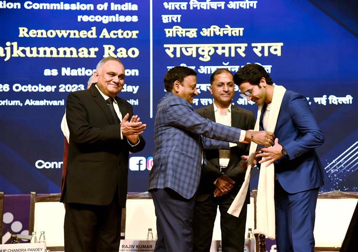 मुख्य निर्वाचन आयुक्त श्री राजीव कुमार ने 26 अक्टूबर, 2023 को नई दिल्ली में भारत निर्वाचन आयोग द्वारा आयोजित कार्यक्रम में प्रसिद्ध अभिनेता श्री राजकुमार राव को 'राष्ट्रीय आइकन' के रूप में नियुक्त किया।