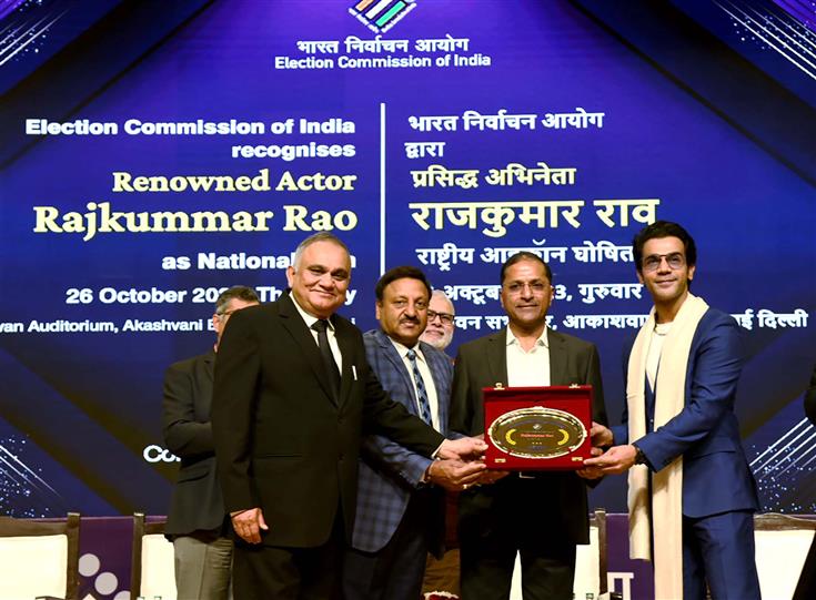 मुख्य निर्वाचन आयुक्त श्री राजीव कुमार ने 26 अक्टूबर, 2023 को नई दिल्ली में भारत निर्वाचन आयोग द्वारा आयोजित कार्यक्रम में प्रसिद्ध अभिनेता श्री राजकुमार राव को 'राष्ट्रीय आइकन' के रूप में नियुक्त किया।