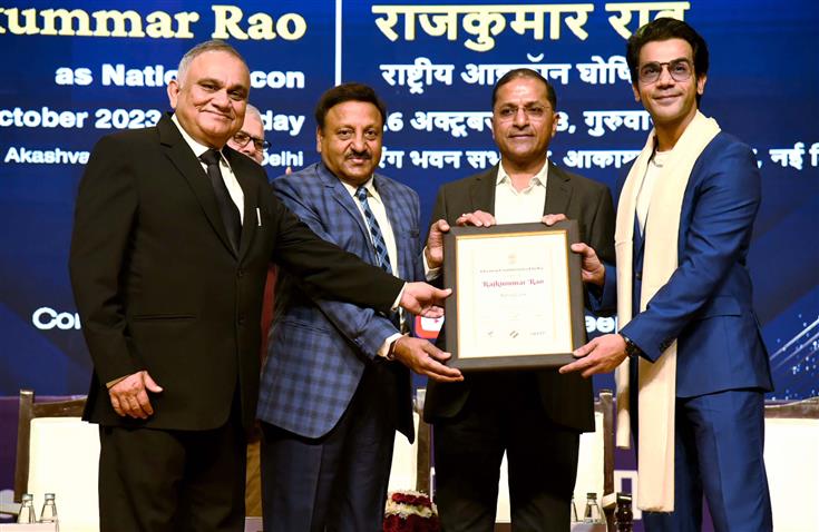 मुख्य निर्वाचन आयुक्त श्री राजीव कुमार ने 26 अक्टूबर, 2023 को नई दिल्ली में भारत निर्वाचन आयोग द्वारा आयोजित कार्यक्रम में प्रसिद्ध अभिनेता श्री राजकुमार राव को 'राष्ट्रीय आइकन' के रूप में नियुक्त किया।