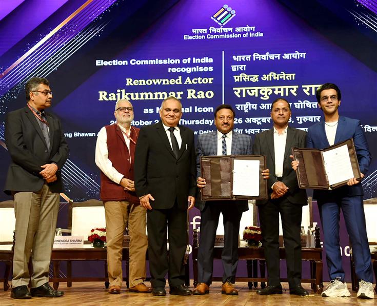 The Chief Election Commissioner, Shri Rajiv Kumar and Renowned Actor, Shri Rajkummar Rao at the launch of Special Summary Revision 2024 Audio Announcement on the occasion of ‘National Icon’ event, in New Delhi on October 26, 2023.