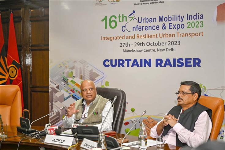 Officer on Special Duty (Urban Transport) & Ex –officio Joint Secretary, M/o Housing and Urban Affairs (MoHUA), Shri Jaideep addressing a Curtain Raiser event of 16th Urban Mobility India (UMI) Conference and Expo 2023 at Manekshaw Centre, in New Delhi on October 26, 2023.