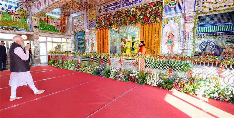 PM offers prayers at Kanch Mandir, Chitrakoot in Madhya Pradesh on October 27, 2023.

