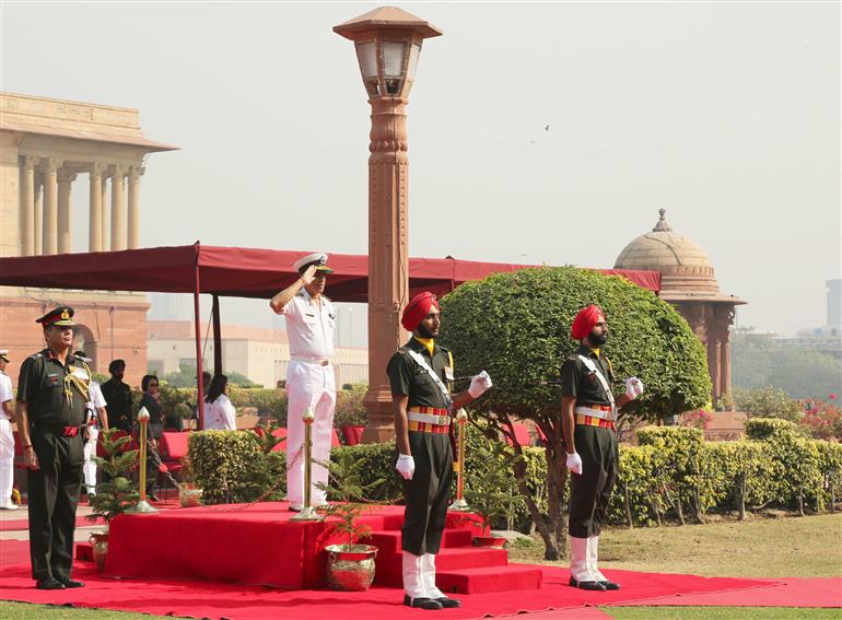 सेशेल्स के रक्षा बल के प्रमुख ब्रिगेडियर माइकल रोसेट 28 अक्टूबर, 2023 को नई दिल्ली के साउथ ब्लॉक लॉन में चीफ ऑफ डिफेंस स्टाफ, जनरल अनिल चौहान के साथ बैठक से पहले तीनों सेवाओं के गार्ड ऑफ ऑनर का निरीक्षण करते हुए।