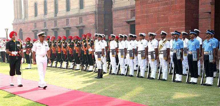 सेशेल्स के रक्षा बल के प्रमुख ब्रिगेडियर माइकल रोसेट 28 अक्टूबर, 2023 को नई दिल्ली के साउथ ब्लॉक लॉन में चीफ ऑफ डिफेंस स्टाफ, जनरल अनिल चौहान के साथ बैठक से पहले तीनों सेवाओं के गार्ड ऑफ ऑनर का निरीक्षण करते हुए।