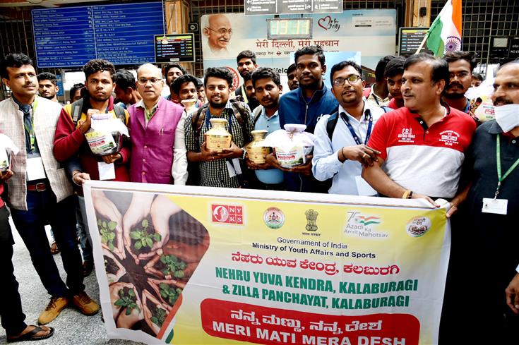 Meri Maati Mera Desh 2023 Amrit Kalash Yatra Delegation from Karnataka arrives at Hazrat Nizamuddin Railway Station, in New Delhi on October 29, 2023.
