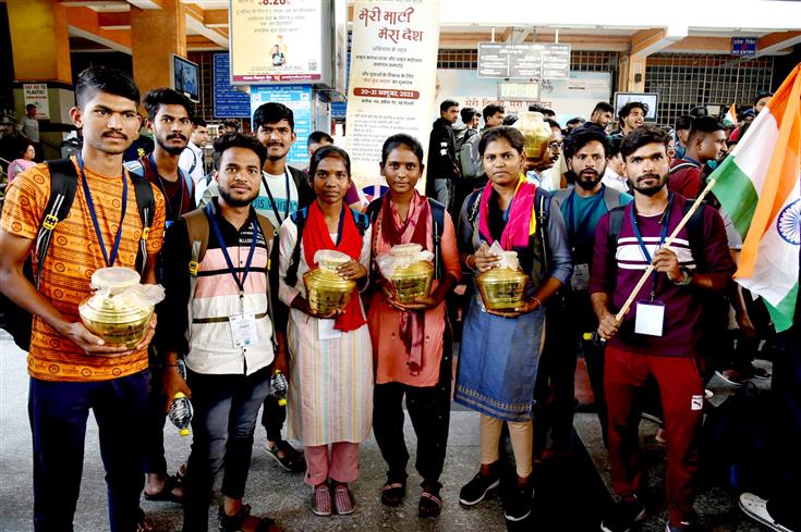 Meri Maati Mera Desh 2023 Amrit Kalash Yatra Delegation from Karnataka arrives at Hazrat Nizamuddin Railway Station, in New Delhi on October 29, 2023.