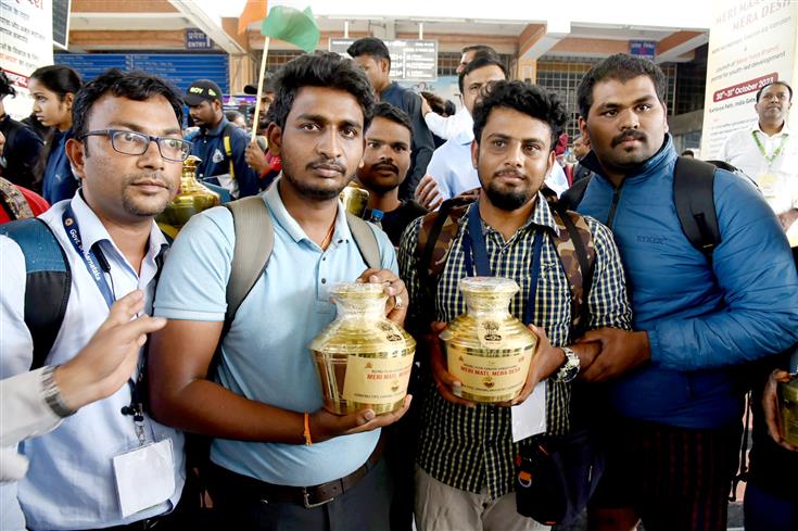 Meri Maati Mera Desh 2023 Amrit Kalash Yatra Delegation from Karnataka arrives at Hazrat Nizamuddin Railway Station, in New Delhi on October 29, 2023.