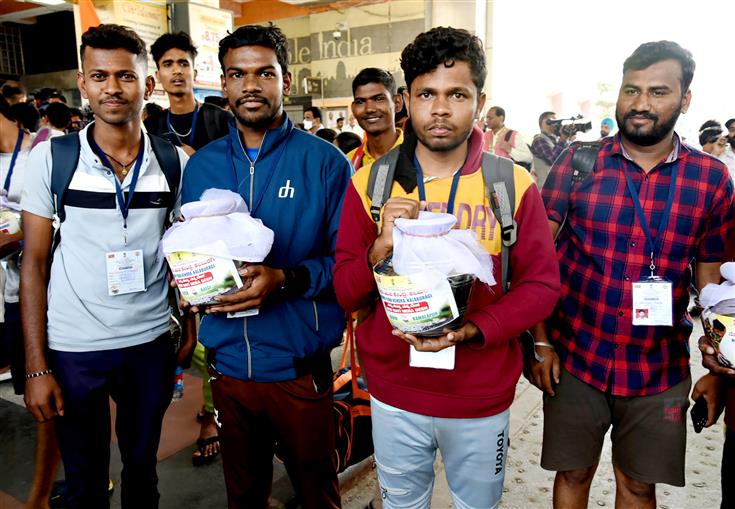 Meri Maati Mera Desh 2023 Amrit Kalash Yatra Delegation from Karnataka arrives at Hazrat Nizamuddin Railway Station, in New Delhi on October 29, 2023.