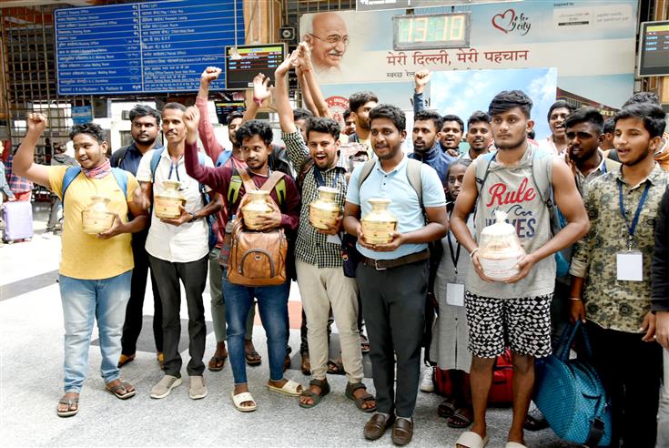 Meri Maati Mera Desh 2023 Amrit Kalash Yatra Delegation from Karnataka arrives at Hazrat Nizamuddin Railway Station, in New Delhi on October 29, 2023.