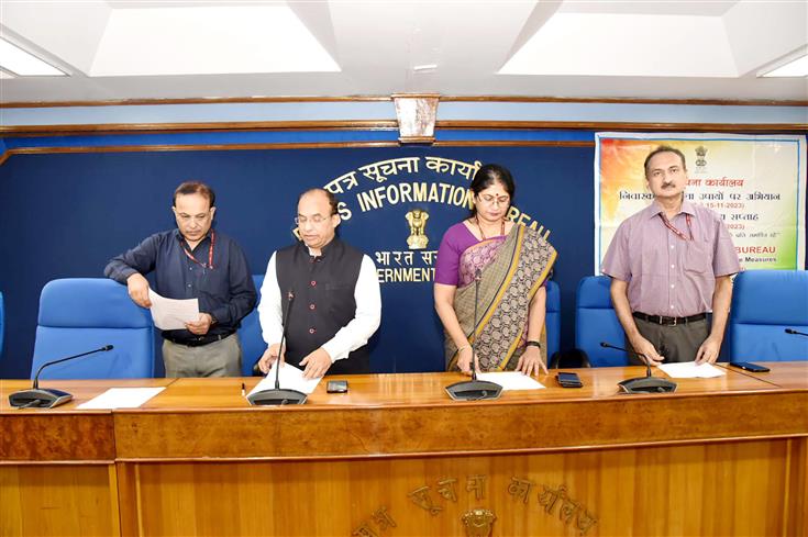The Principal Director General, PIB, Shri Manish Desai administering the ‘Integrity Pledge’ to officials of I&B and PIB, on the occasion of the “Vigilance Awareness Week” at Shastri Bhawan, in New Delhi on October 30, 2023.