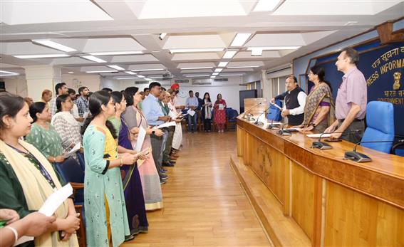 The Principal Director General, PIB, Shri Manish Desai administering the ‘Integrity Pledge’ to officials of I&B and PIB, on the occasion of the “Vigilance Awareness Week” at Shastri Bhawan, in New Delhi on October 30, 2023.