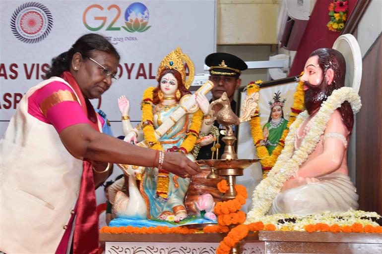 राष्ट्रपति श्रीमती द्रौपदी मुर्मु ने 1 सितंबर, 2023 को बिलासपुर, छत्तीसगढ़ में गुरु घासीदास विश्वविद्यालय के 10वें दीक्षांत समारोह में शिरकत की।