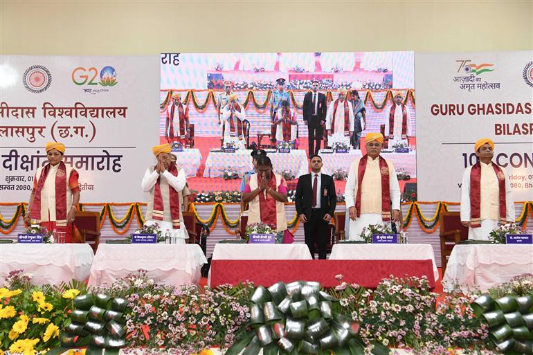 राष्ट्रपति श्रीमती द्रौपदी मुर्मु ने 1 सितंबर, 2023 को बिलासपुर, छत्तीसगढ़ में गुरु घासीदास विश्वविद्यालय के 10वें दीक्षांत समारोह में शिरकत की।